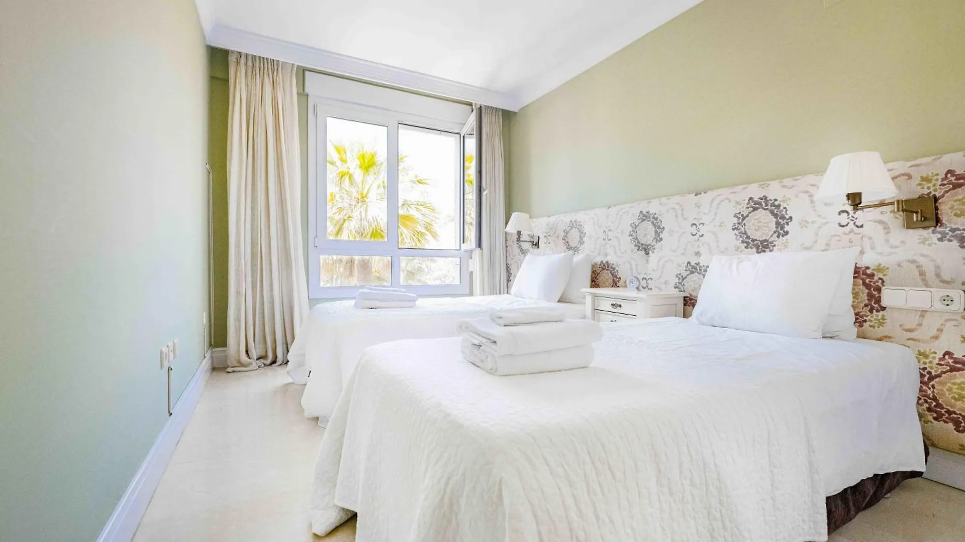 Beachfront Golden Mile Puento Romano Sea View Wifi Marbella 0*,  Spain